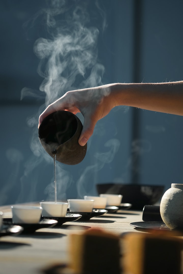 kinesiskt te som hälls