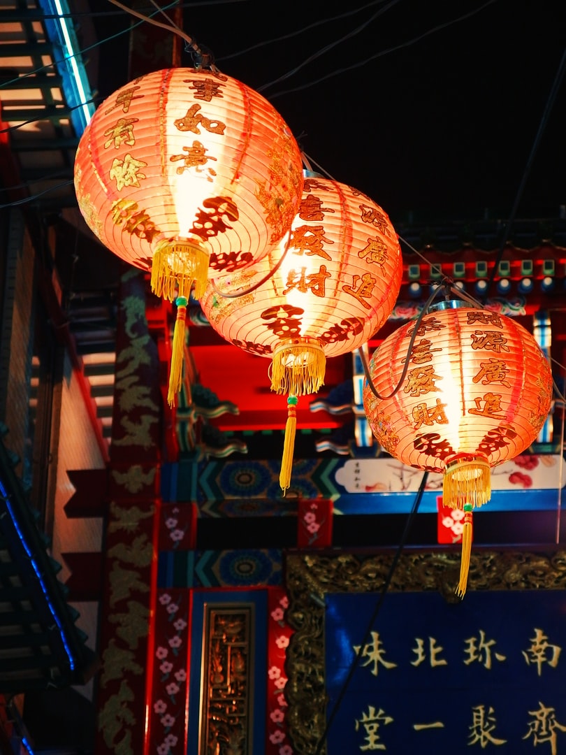 kinesiska lyktor på natten